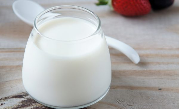Sữa chua cung cấp lợi khuẩn và giúp cải thiện hệ tiêu hóa